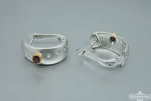 Auskarai su granatais - AUM844