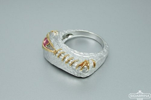 Žiedas su rožiniu safyru - ZDM972