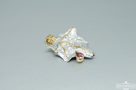 Pakabukas su rožiniu safyru - PAM713