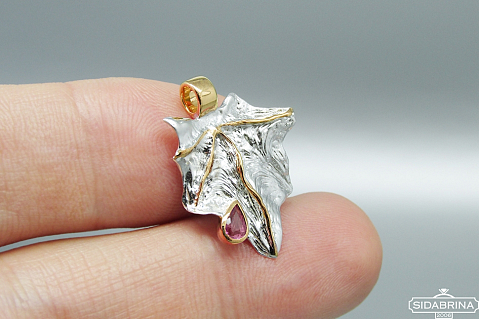 Pakabukas su rožiniu safyru - PAM713